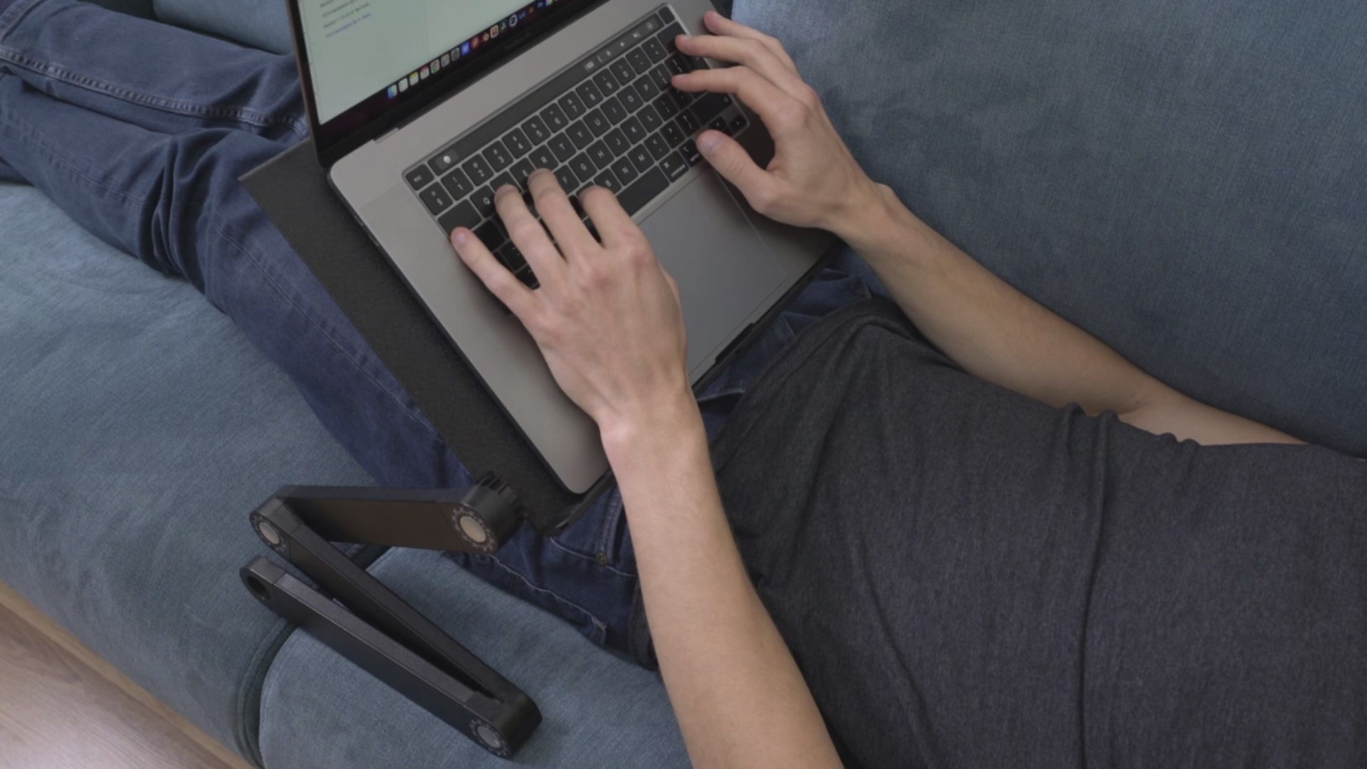 Video laden: Laptoptisch Sofa, Laptoptisch Bett, Laptoptisch Höhenverstellbar,Laptoptisch Klappbar,Laptop-Ständer, WonderWorker Newton, 1