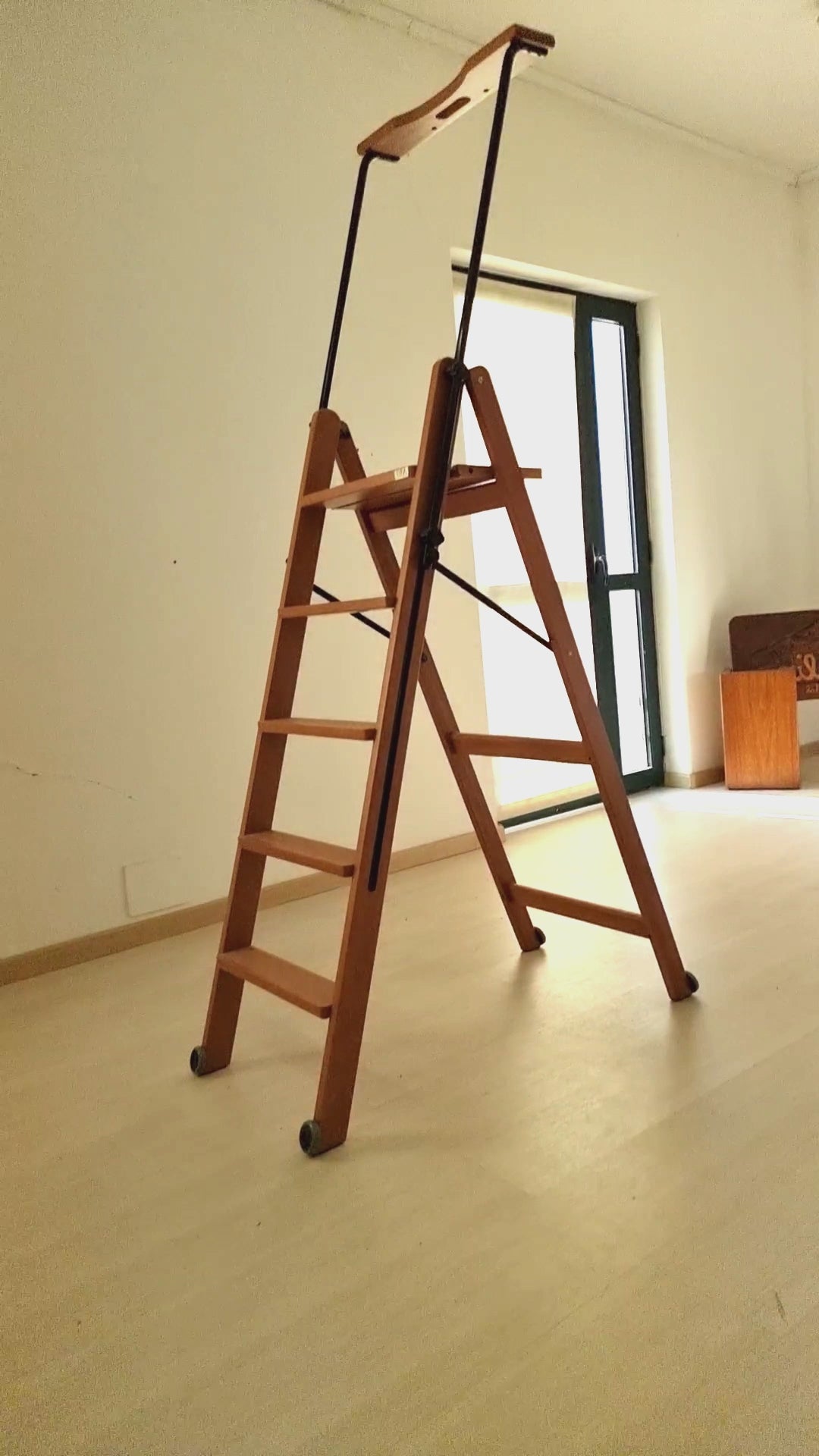 Trittleiter, Trittleiter 5 stufen, Trittleiter Holz, auf Rollen, rutschfeste Stufen, oberes Ablagefach, Tuscana 5, v
